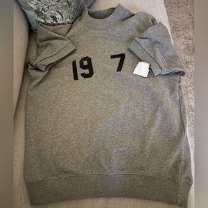 ESSENTIALS- Fear of God -small- women’s shirt (oversized)